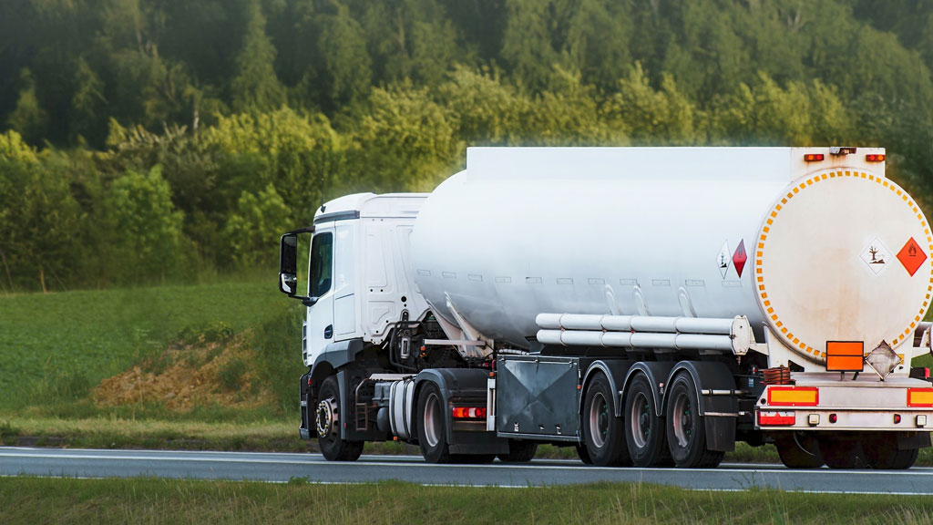 Camion-citerne effectuant une livraison de propane dans la cour d'une entreprise